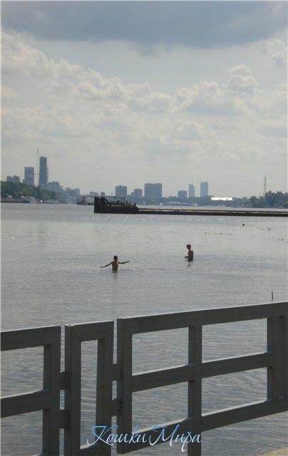 И людям жарко!