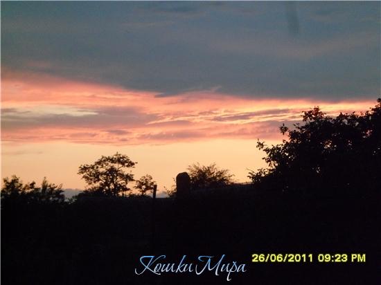 Нам надо просто любить рассвет, Нам надо просто любить закат, Все быстротечно и нет пути назад...