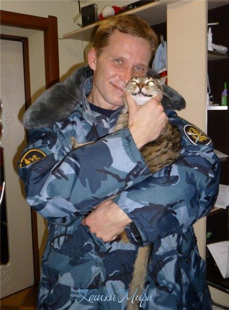 Улыбчивые братик и котик